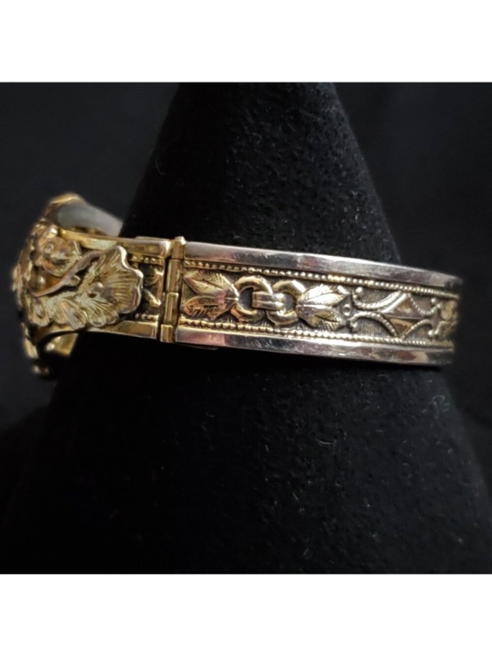 Vintage Whiting Davis Bracelet Bangle Gold Tone Repousse Hinged 6.5" - Picture 5 of 10